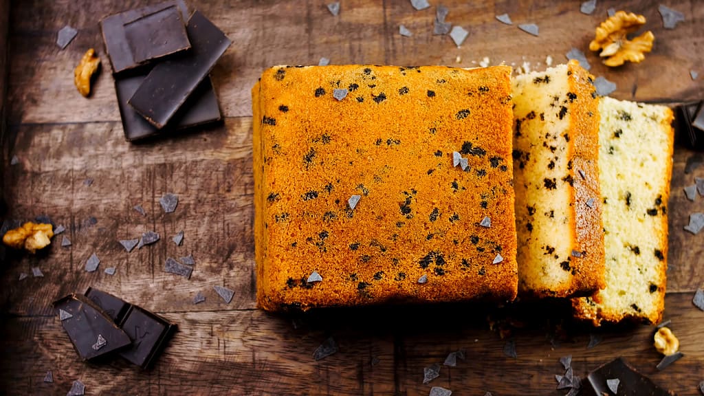 Kuchen alla stracciatella decorato con noci e cioccolato