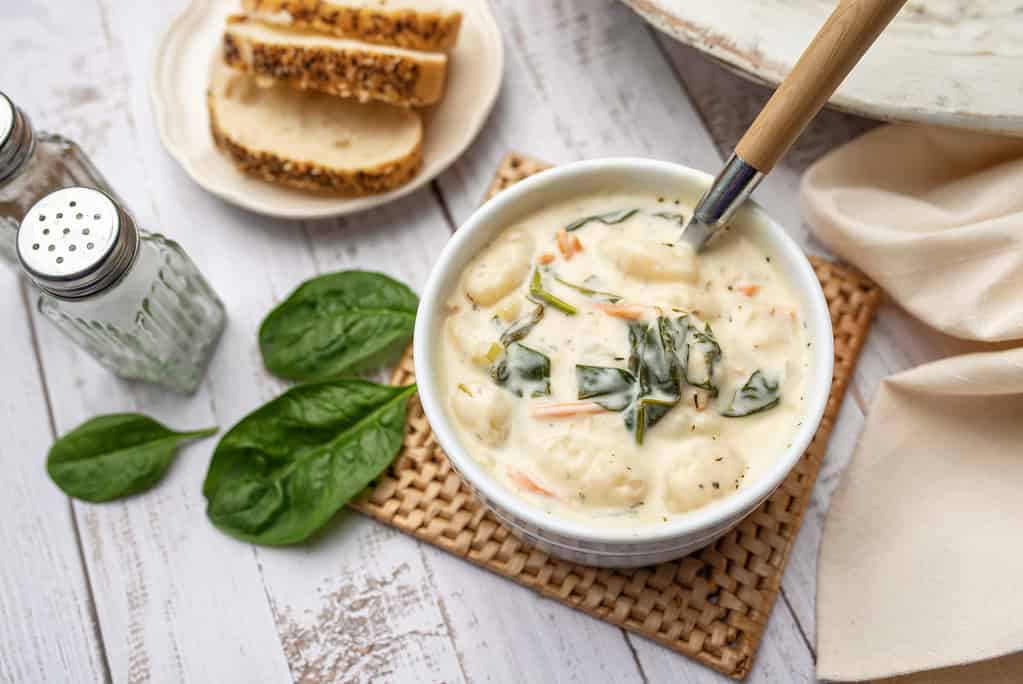 Zuppa cremosa fatta in casa con gnocchi di patate