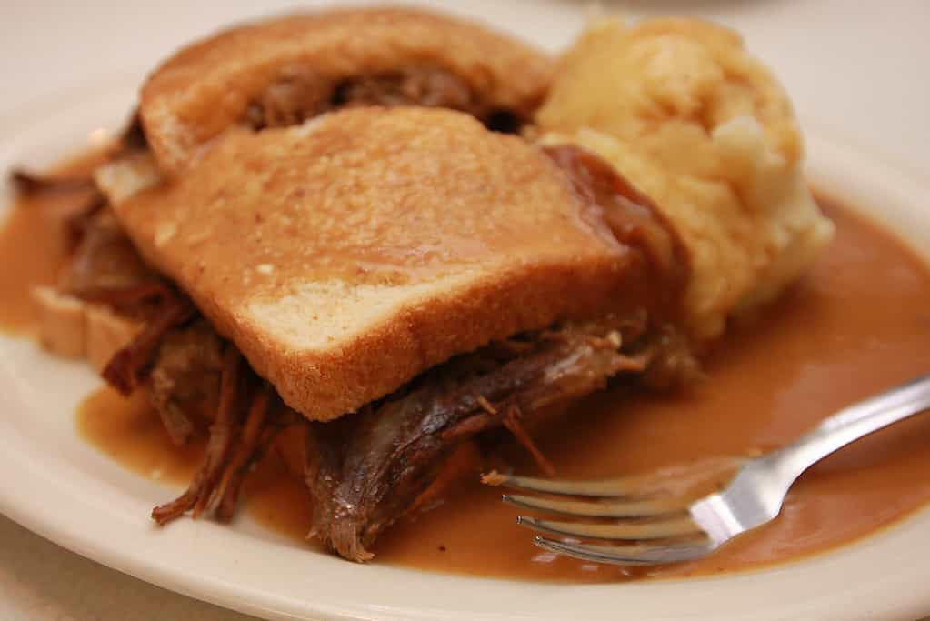 Panino caldo di manzo con sugo e purè di patate