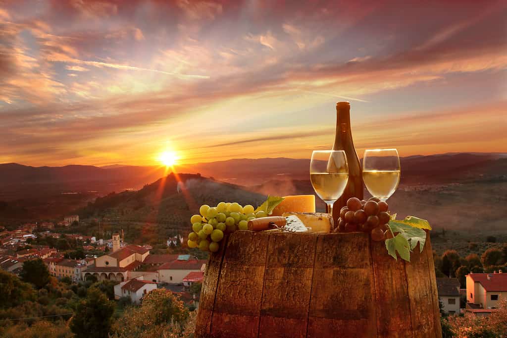 Paesaggio viticolo con natura morta di vino nel Chianti, Toscana, Italia