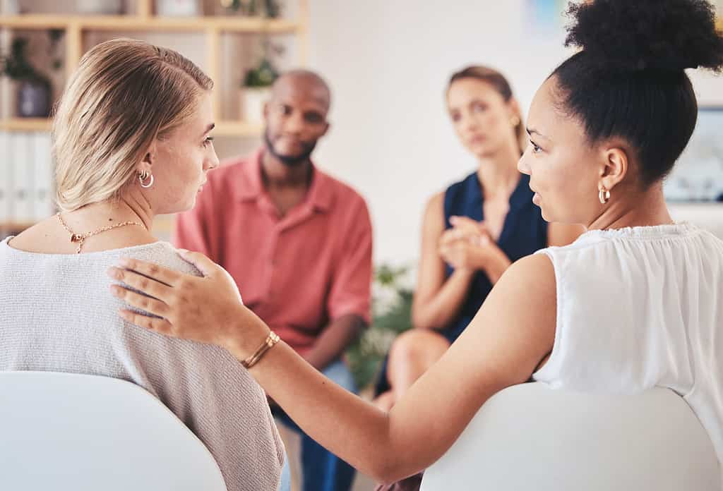 Gruppo di psicologia, salute mentale e sostegno con una donna in consulenza per aiuto contro depressione e ansia con uno psicologo di cui si può fidare.  Comunicazione, comunità o consulente con un paziente triste