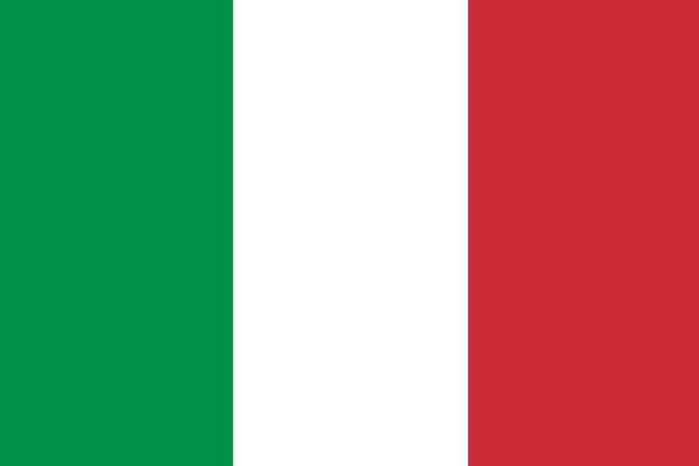 Bandiera dell'Italia con strisce verticali di verde, bianco e rosso. Bandiera italiana che sventola nel vento.  Primo piano dello striscione italiano che soffia, seta morbida e liscia.