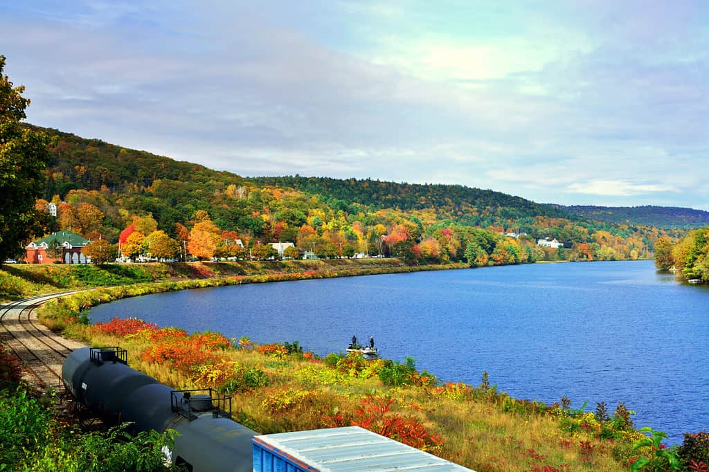 Paesaggio della Nuova Inghilterra.  Autunno a Green Mountains e al fiume Connecticut