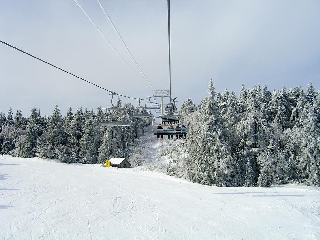 Montagna di sci invernale