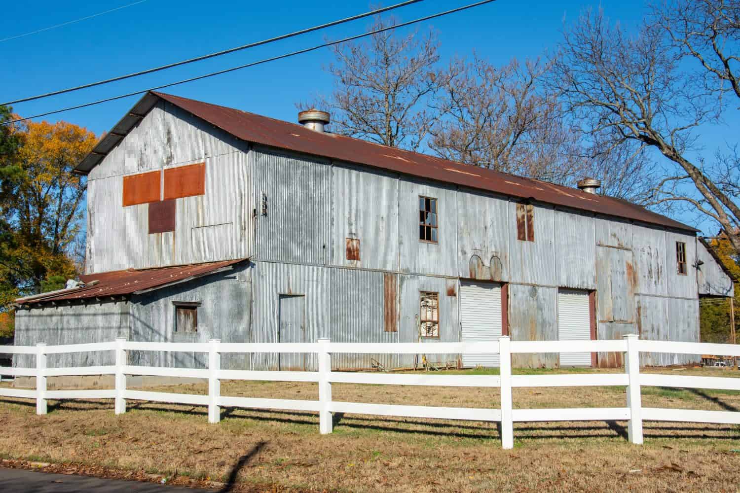 Vecchio e abbandonato stabilimento di gin di cotone in legno a Hernando, Mississippi, Stati Uniti