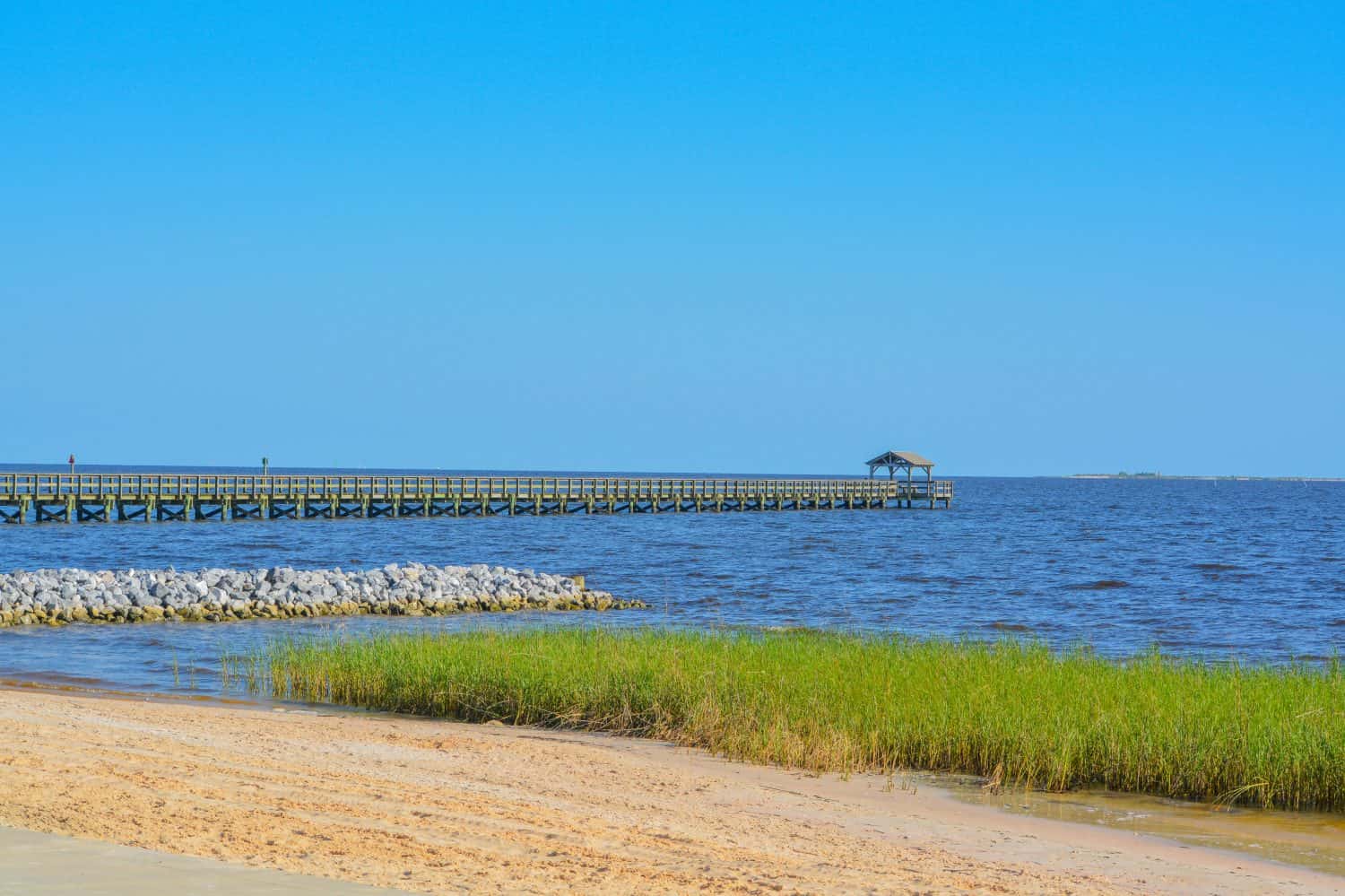 Molo di pesca sulla costa del Golfo del Mississippi.  Biloxi, Golfo del Messico, contea di Harrison, Mississippi, Stati Uniti