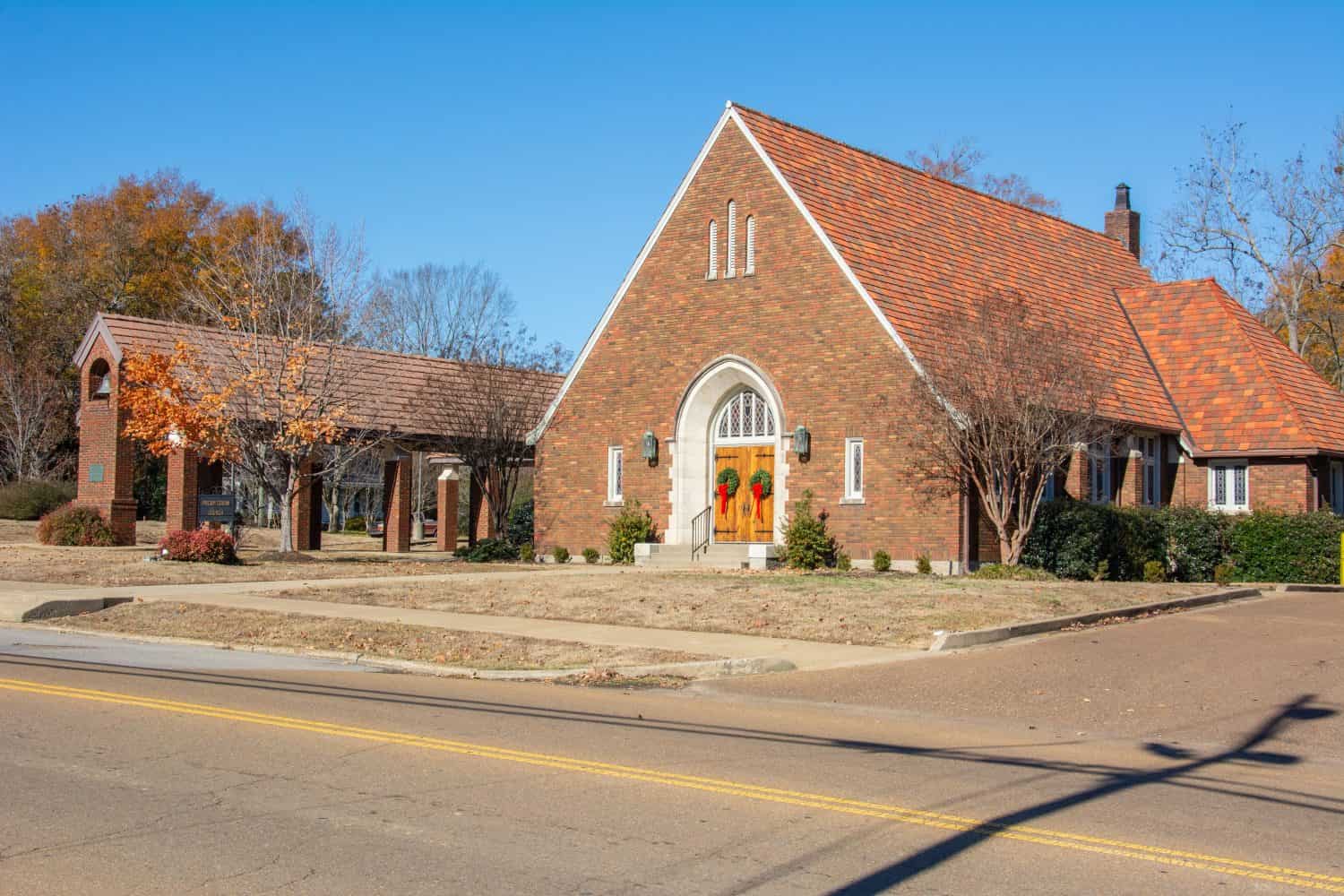 Chiesa presbiteriana del XIX secolo, ospitata nell'esclusiva struttura Tudor sulla Main Street a Senatobia, Tate County, Mississippi, USA