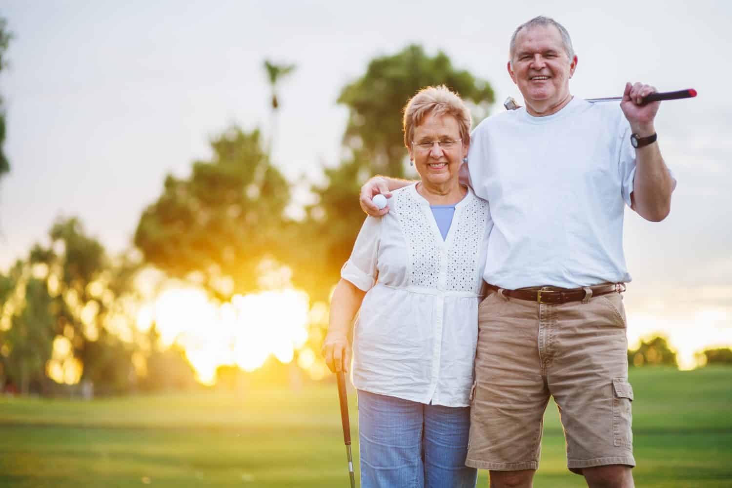 ritratto di felice coppia senior giocando a golf godendo della pensione