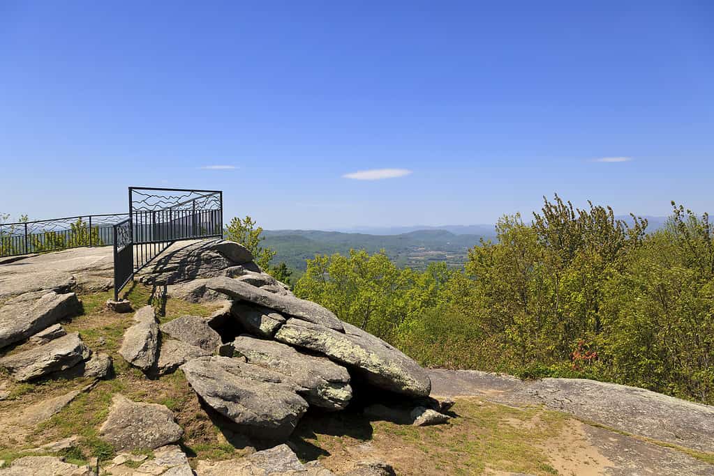 Salta giù dalla roccia a Hendersonville, Carolina del Nord