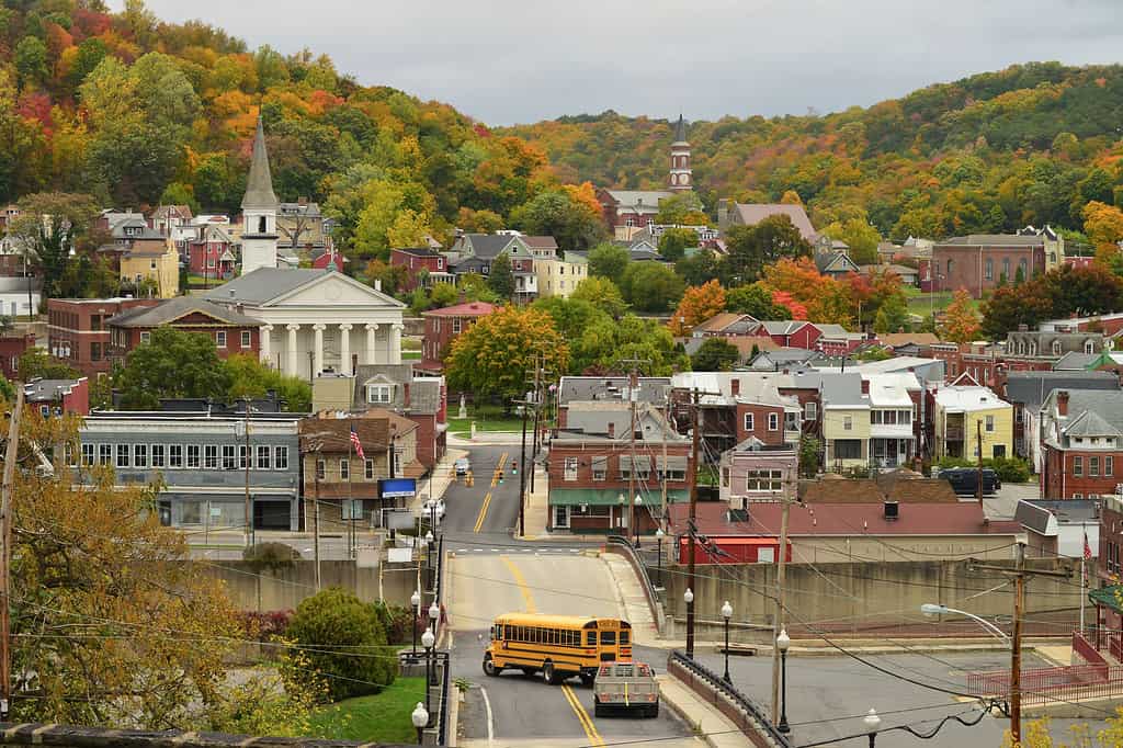 Idilliaco paesaggio autunnale nello storico Cumberland Maryland