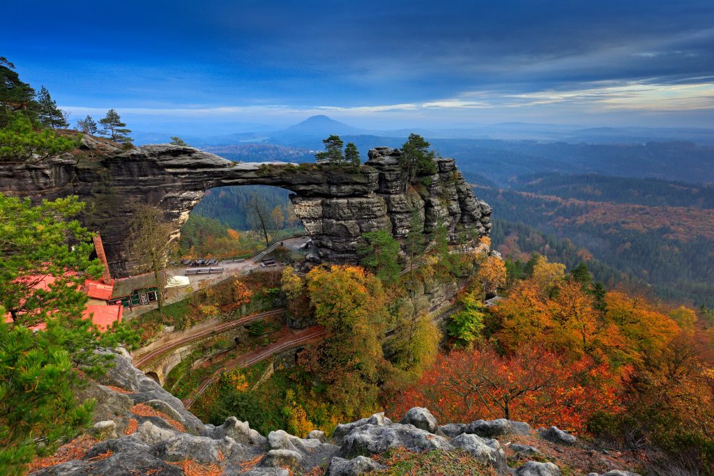 Pravcicka brana, monumento rupestre, porta in arenaria.  Il più grande ponte naturale d'Europa.  Svizzera Boema, Hrensko, Repubblica Ceca.  Paesaggio roccioso, autunno.  Bellissima natura con pietra, foresta e nebbia.