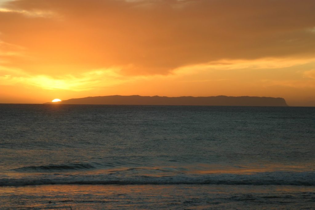 Sole che tramonta sull'isola di Ni'ihau, Hawaii.