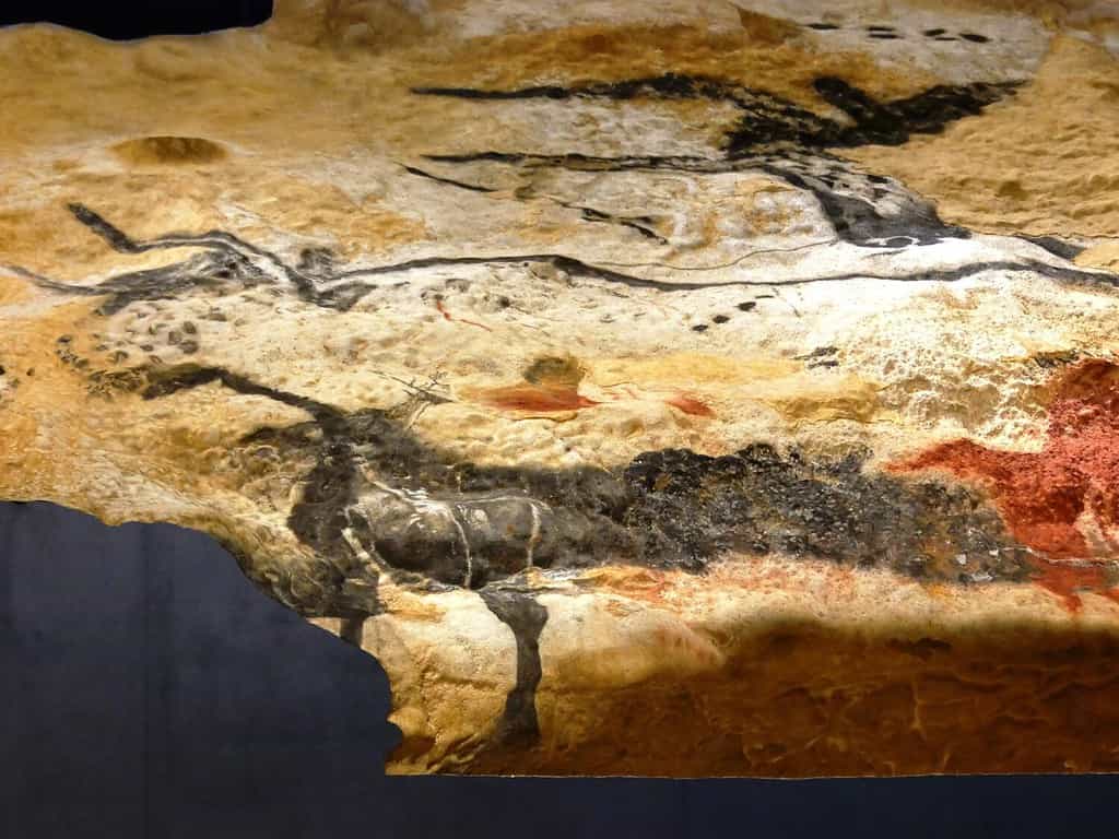 Montignac, Dordogne, Francia - 04 15 2022: grotta di Lascaux, arte parietale, riproduzione del disegno dell'uro