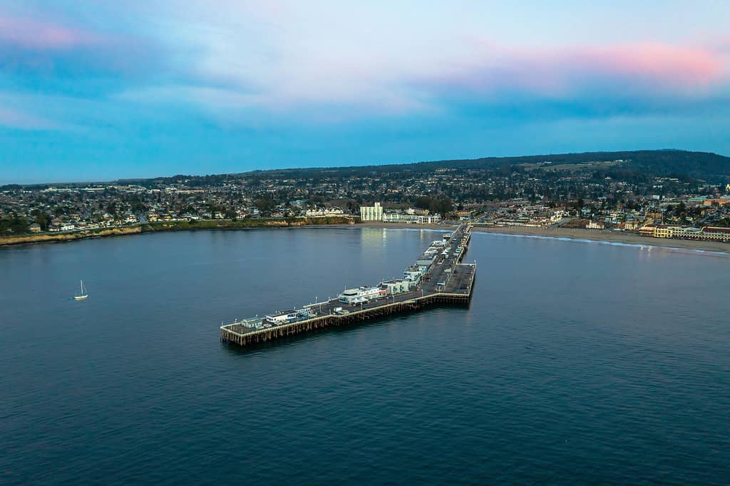 Veduta aerea del molo di Santa Cruz e della bellissima città sullo sfondo in California