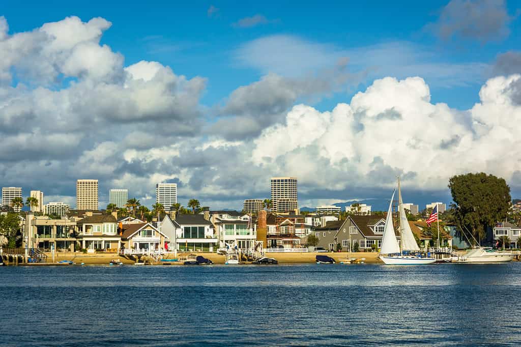 Vista dell'isola di Balboa e degli edifici a Irvine, da Newport Beach, California.