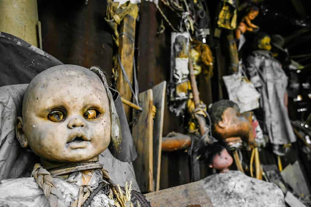 Vecchie bambole inquietanti nell'isola abbandonata delle bambole, Xochimilco, nel sud di Città del Messico