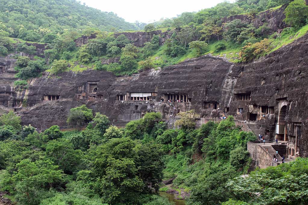 La vista delle grotte di Ajanta, i monumenti buddisti scavati nella roccia.