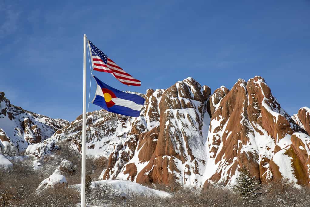 Bandiera degli Stati Uniti davanti alla formazione di roccia rossa al Roxborough State Park in Colorado