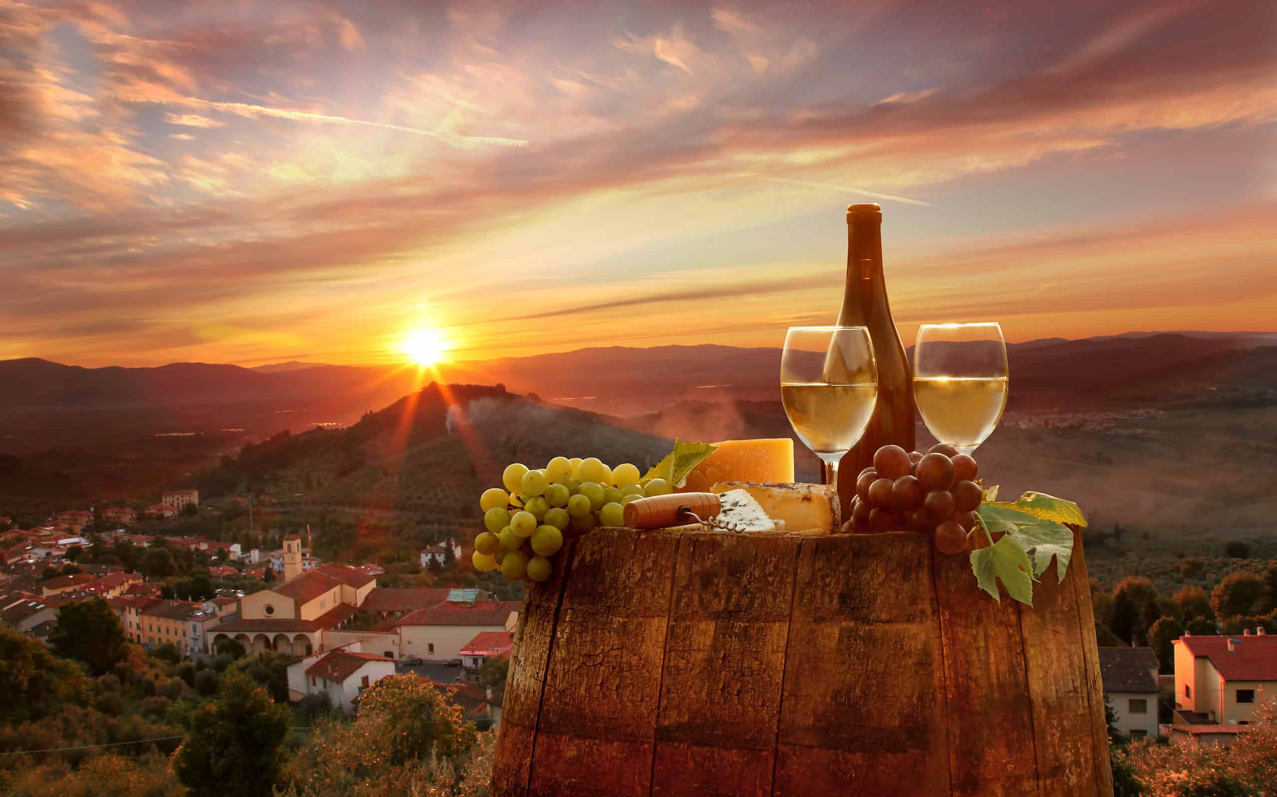 Paesaggio viticolo con natura morta di vino nel Chianti, Toscana, Italia