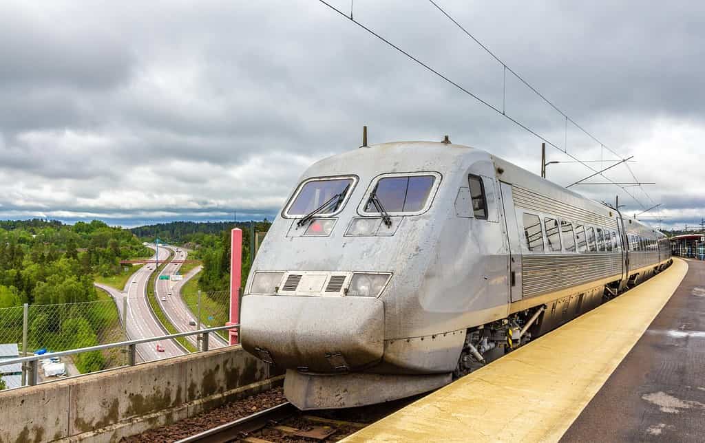 Treno ad alta velocità svedese sulla stazione di Sodertalje syd in Svezia