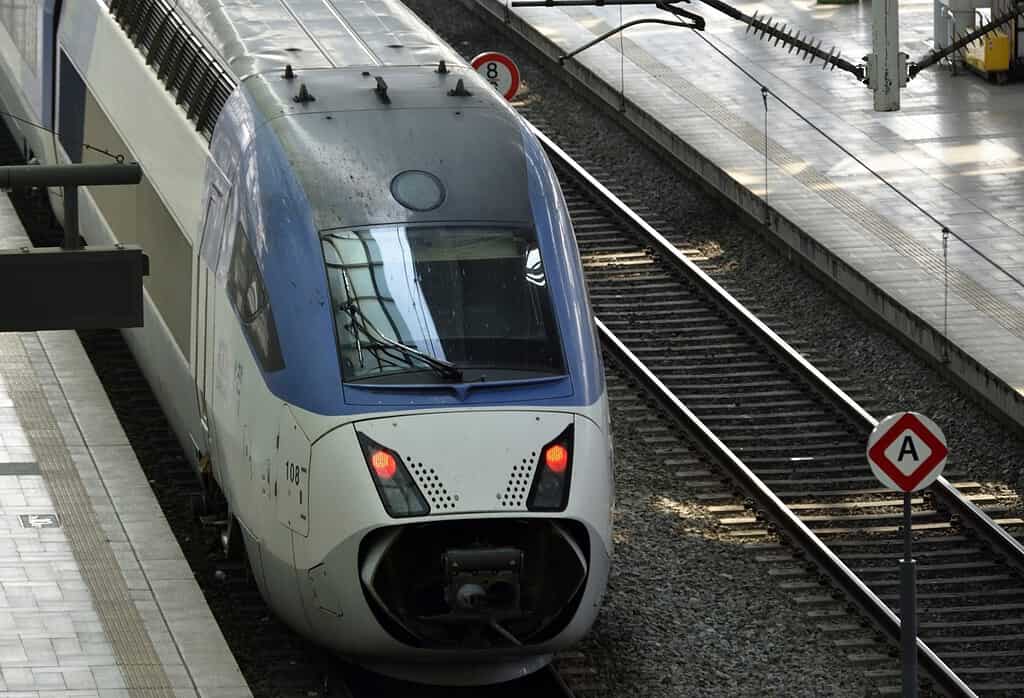 Un treno ad alta velocità sudcoreano in attesa di partire dalla stazione.