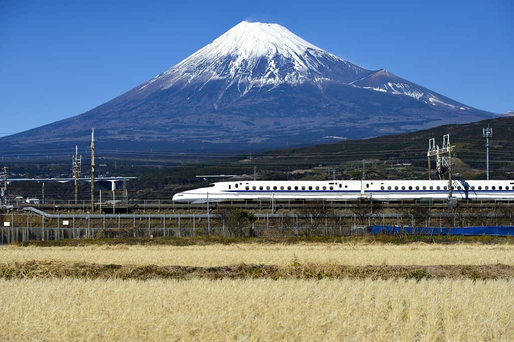 Treno superveloce ad alta velocità Tokaido Shinkansen e montagna Fuji con campo di riso, Fuji, Shizuoka, Giappone