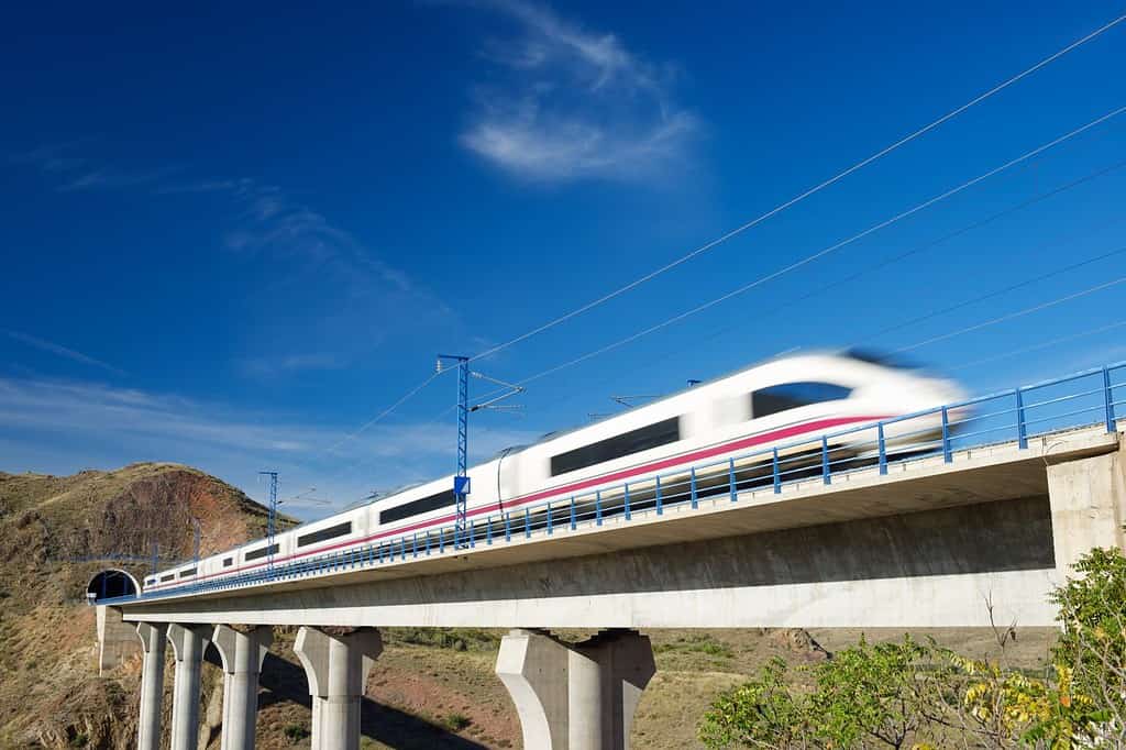 Vista di un treno ad alta velocità che attraversa un viadotto a Purroy, Saragozza, Aragona, Spagna.