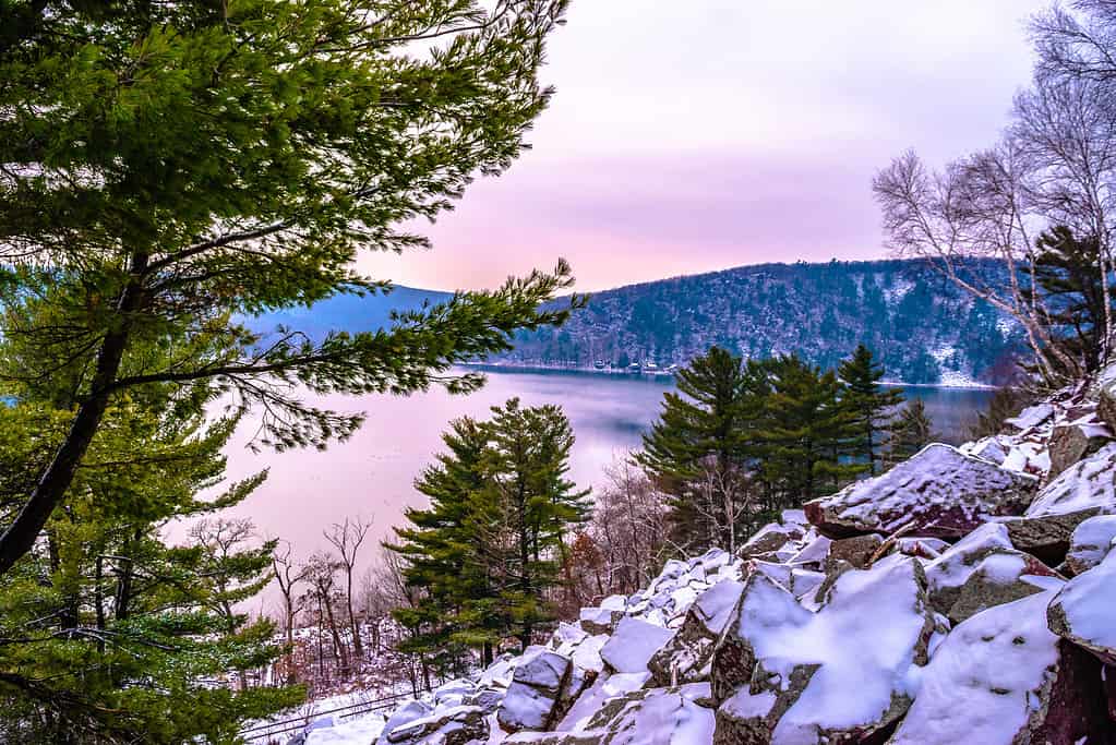 Bellissima escursione invernale al Devil's Lake nel Wisconsin