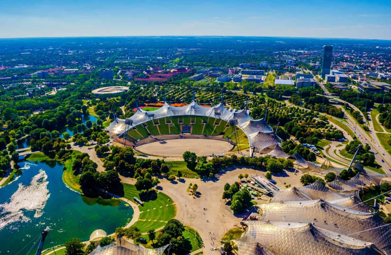 Veduta aerea dell'olympiapark nella città tedesca di Monaco che ha ospitato i giochi olimpici del 1972.