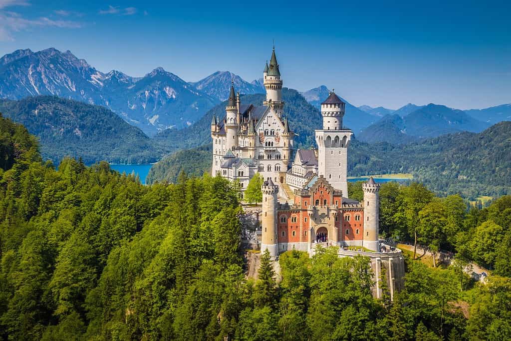 Splendida vista sul famoso castello di Neuschwanstein, il palazzo neoromanico del XIX secolo costruito per il re Ludovico II su una scogliera frastagliata vicino a Fussen, nel sud-ovest della Baviera, in Germania