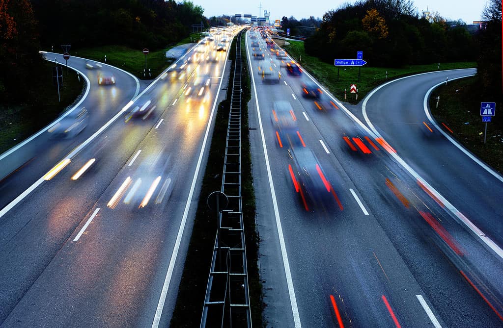 automobili che guidano ad alta velocità sull'autostrada tedesca