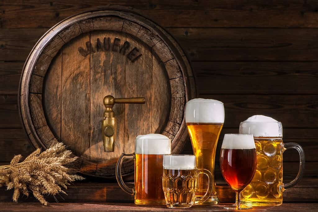 Barile di birra con bicchieri di birra su fondo di legno