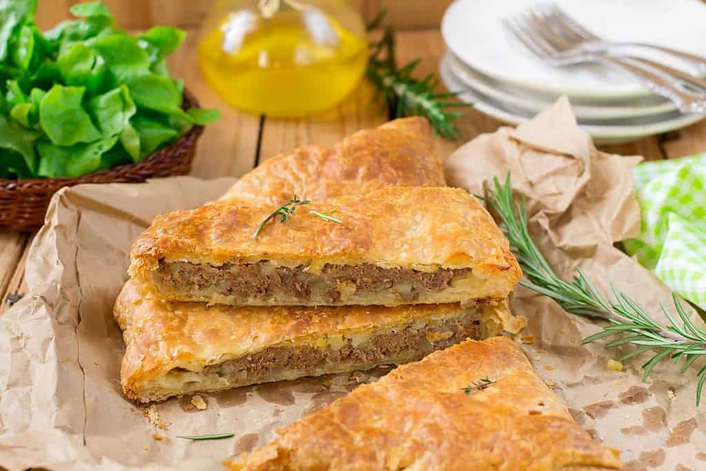 Tortino di carne con pasta sfoglia, carne macinata di manzo, cipolle e patate