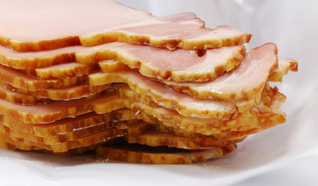 Un mucchio di bacon canadese