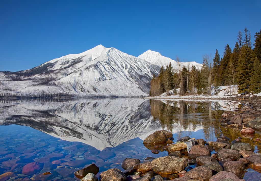 Montagna Stanton sulla riflessione del Lago McDonald, inverno nel Glacier National Park, Montana, USA