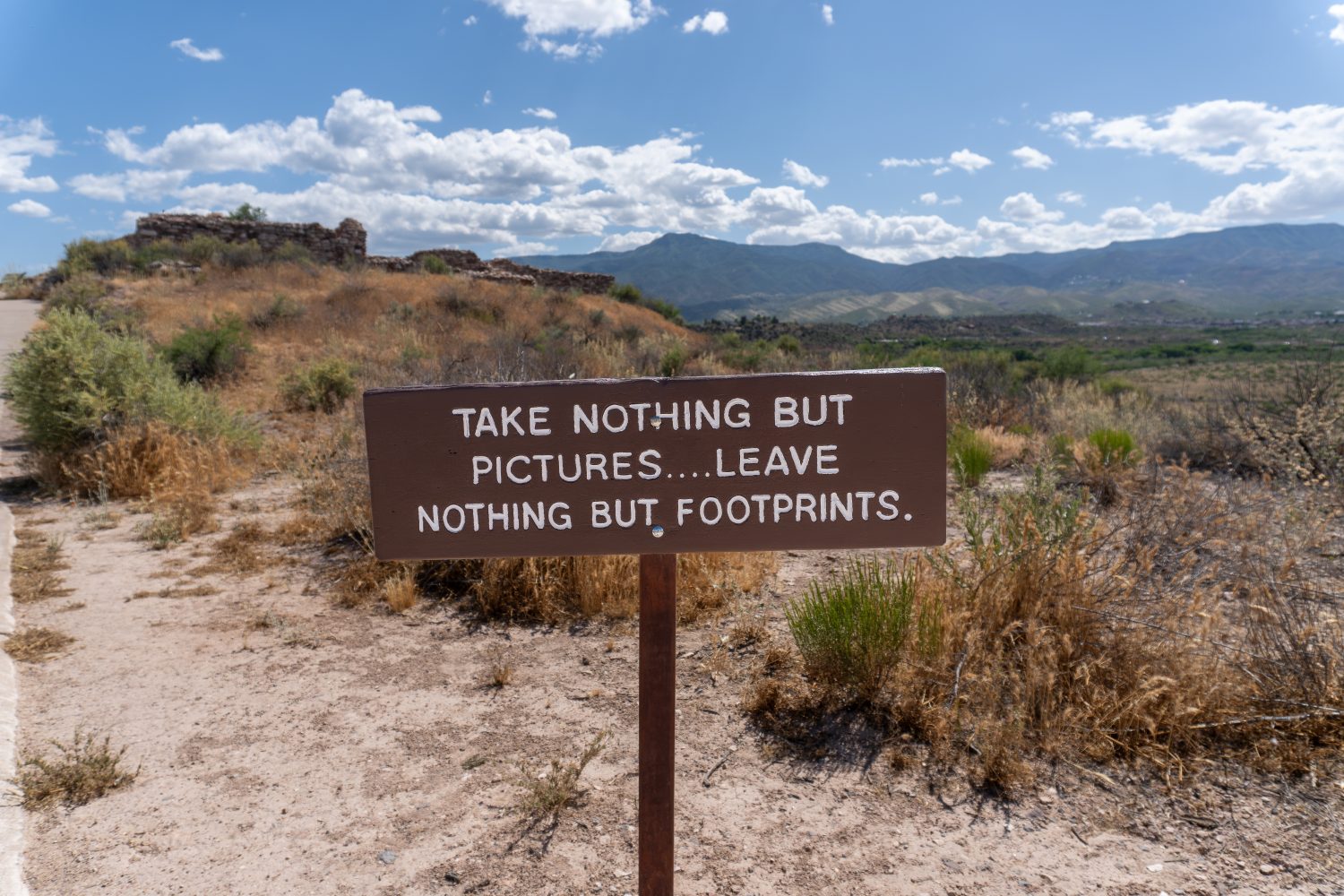 Non scattare altro che foto... non lasciare altro che impronte.  Il cartello al Tuzigoot National Monument ricorda ai visitatori l'ideologia Leave No Trace. 