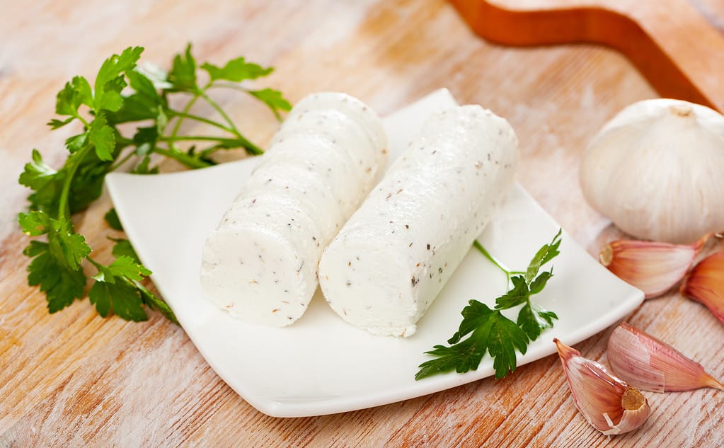 Formaggio caprino a pasta molle con erbe aromatiche e aglio