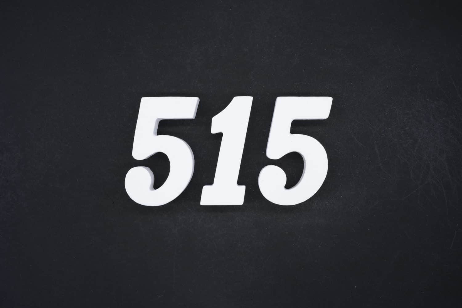 Nero per lo sfondo.  Il numero 515 è realizzato in legno verniciato bianco.