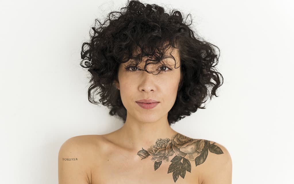 Ritratto di una donna tatuata