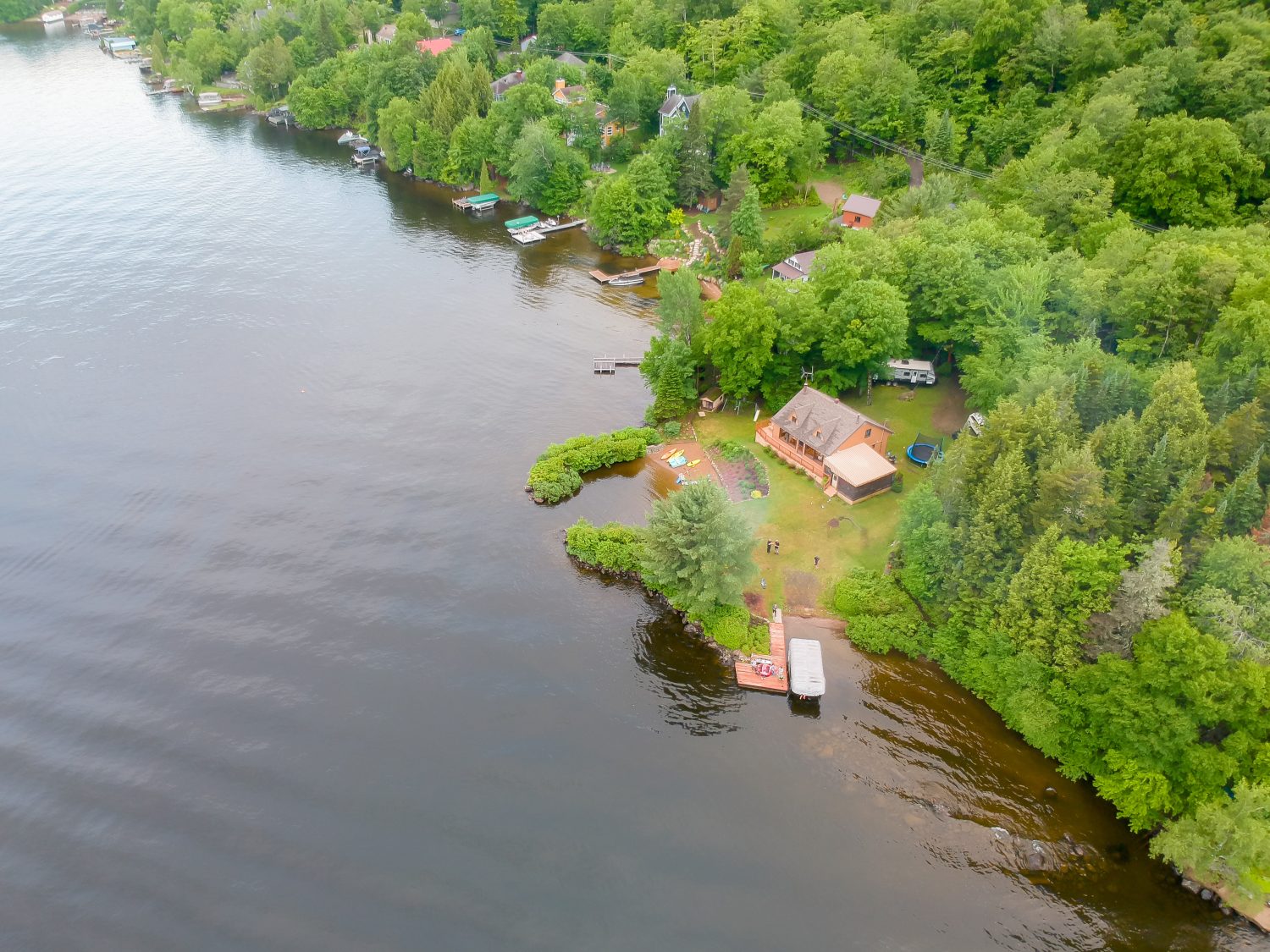 Veduta aerea di una casa costiera nel lago Saint-Joseph, Quebec, Canada