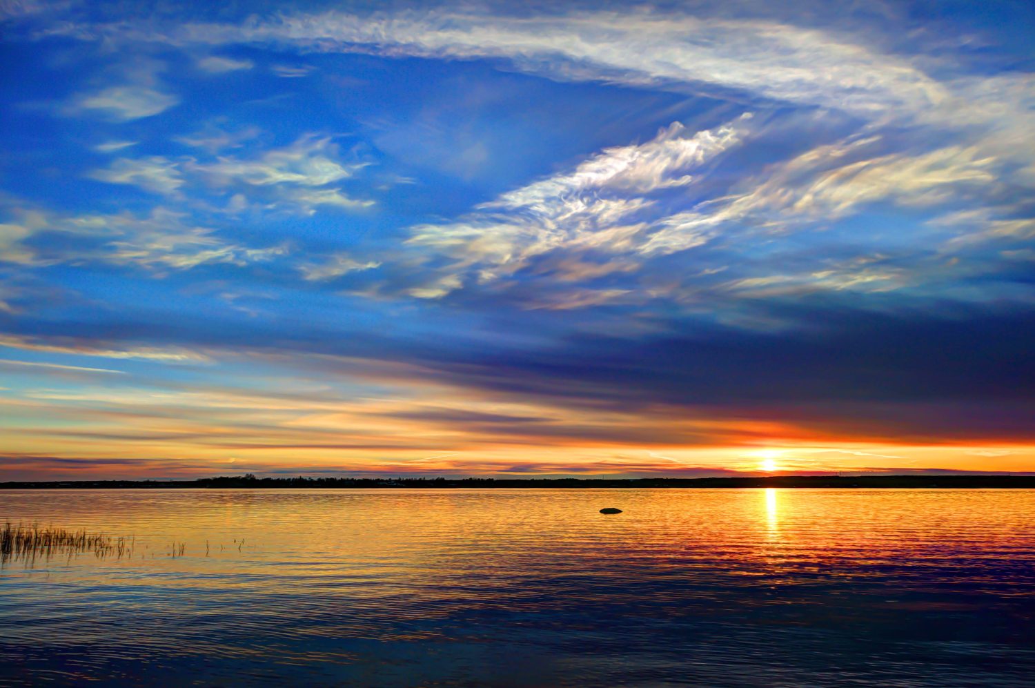 Meraviglioso tramonto sul lago Deux-Montagnes, parco nazionale di Oka, Quebec, Canada