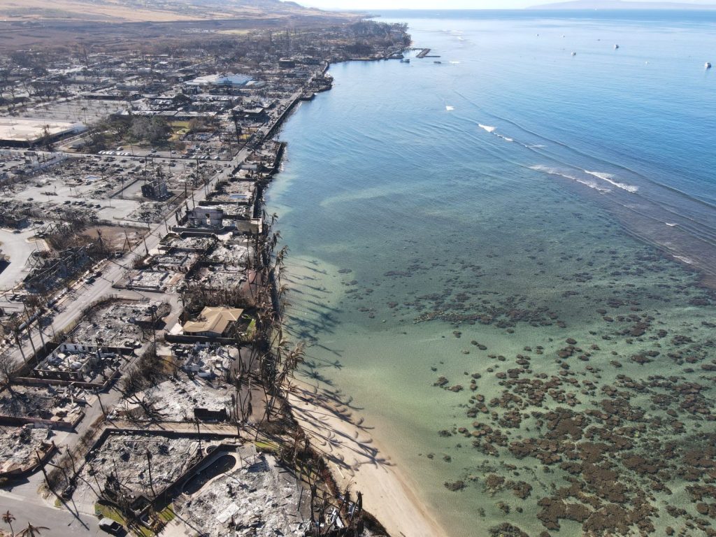 L'8 agosto 2023, un enorme incendio ha distrutto quasi tutta Lahaina a Maui, nelle Hawaii.