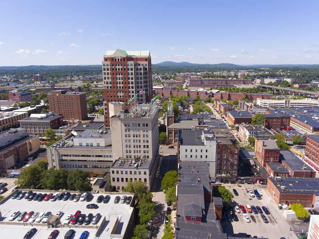 Manchester City Hall Plaza nel centro cittadino e vista aerea di Elm Street, Manchester, New Hampshire, NH, Stati Uniti.