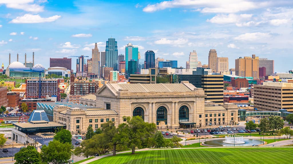 Orizzonte del centro di Kansas City, Missouri, Stati Uniti con la Union Station.