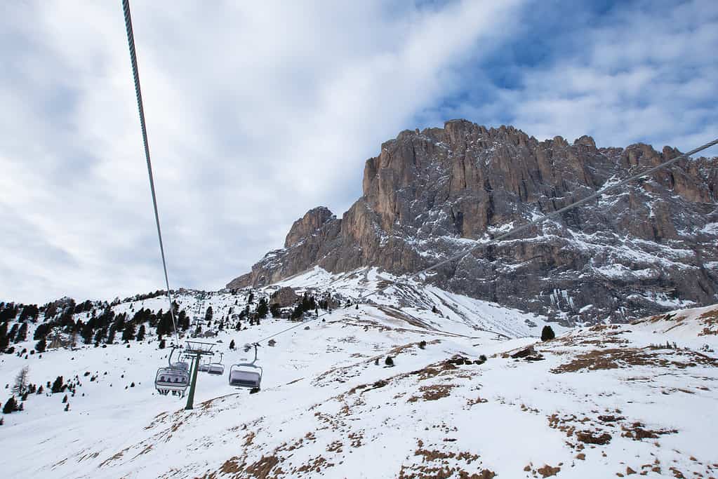 Impianti di risalita per l'area sciistica Saslong, Dolomiti, Val Gardena, Italia