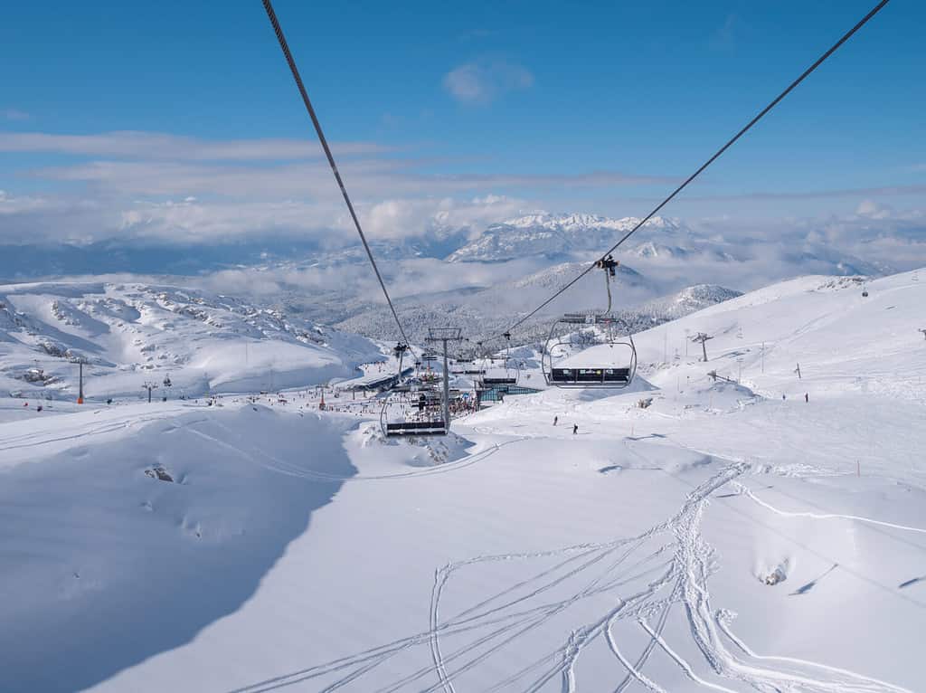 Skilift sul pendio di una stazione sciistica di Parnassos