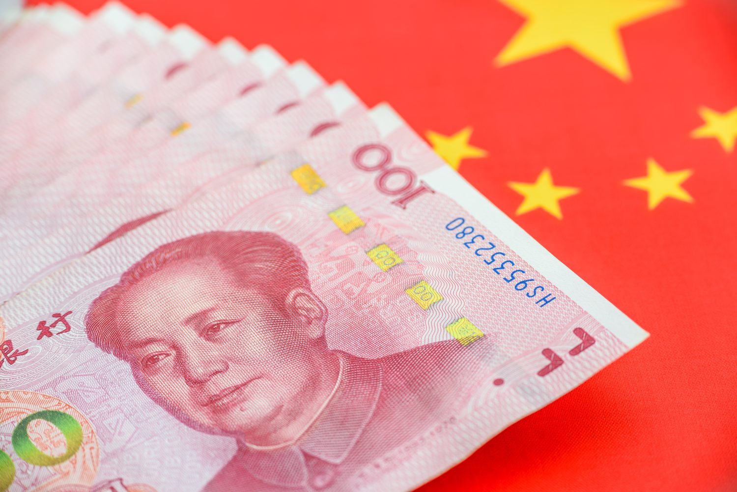 Denaro/valuta della PBOC o della Banca popolare cinese.  Banconota da cento yuan cinesi con la bandiera della Cina.  100 rmb o renminbi, raffigura il sistema economico di Pechino, la politica bancaria pubblica e il tasso di interesse