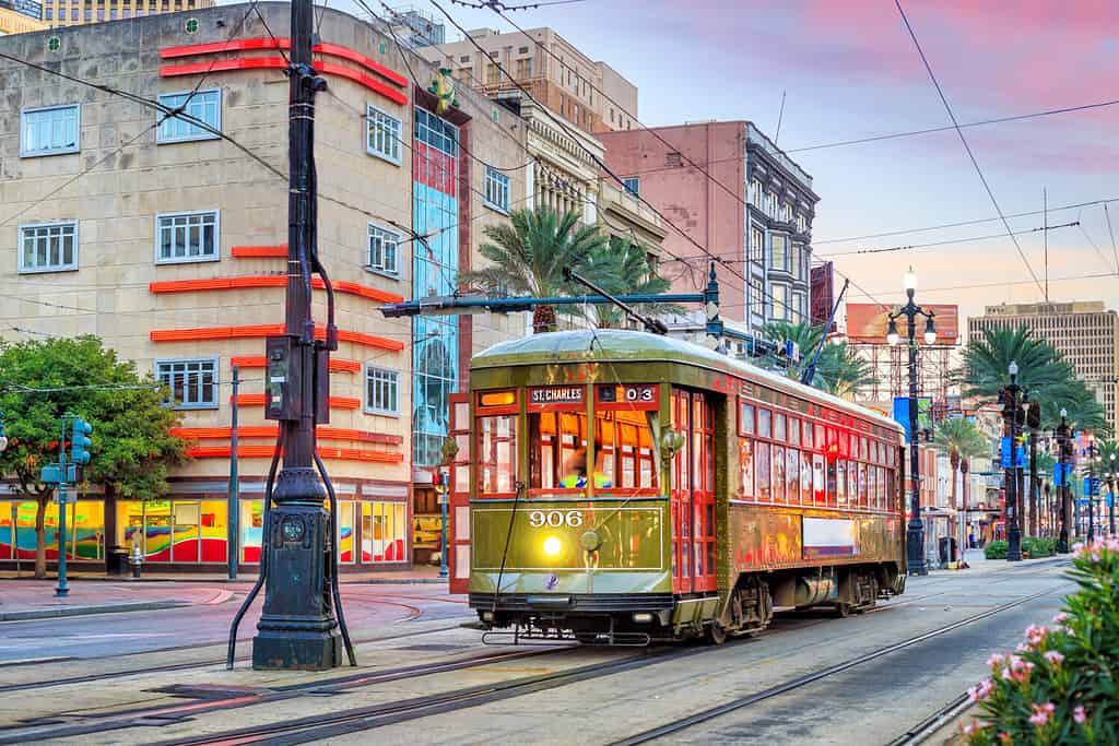 Tram nel centro di New Orleans, USA al crepuscolo