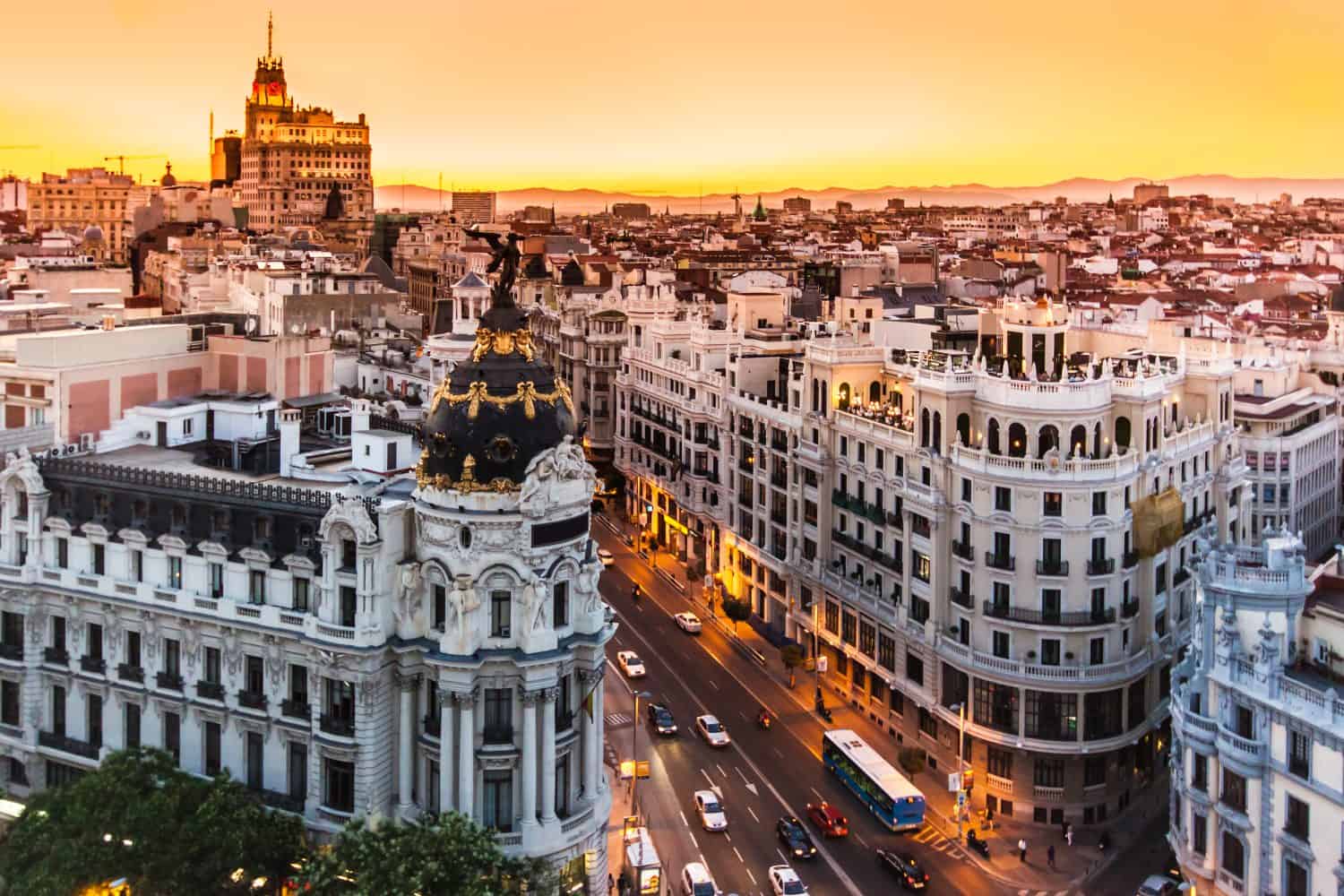 Vista aerea panoramica della Gran Via, la strada principale dello shopping a Madrid, capitale della Spagna, dell'Europa.