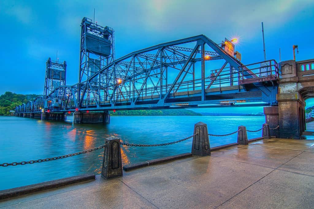 Still water Lift Bridge, St. Croix River Bridge a Still water, Mn/DOT Bridge #4654 e Wis/DOT Bridge #M-61 è un attraversamento del fiume St. Croix tra Still water, Minnesota e Houlton, Wisconsin.